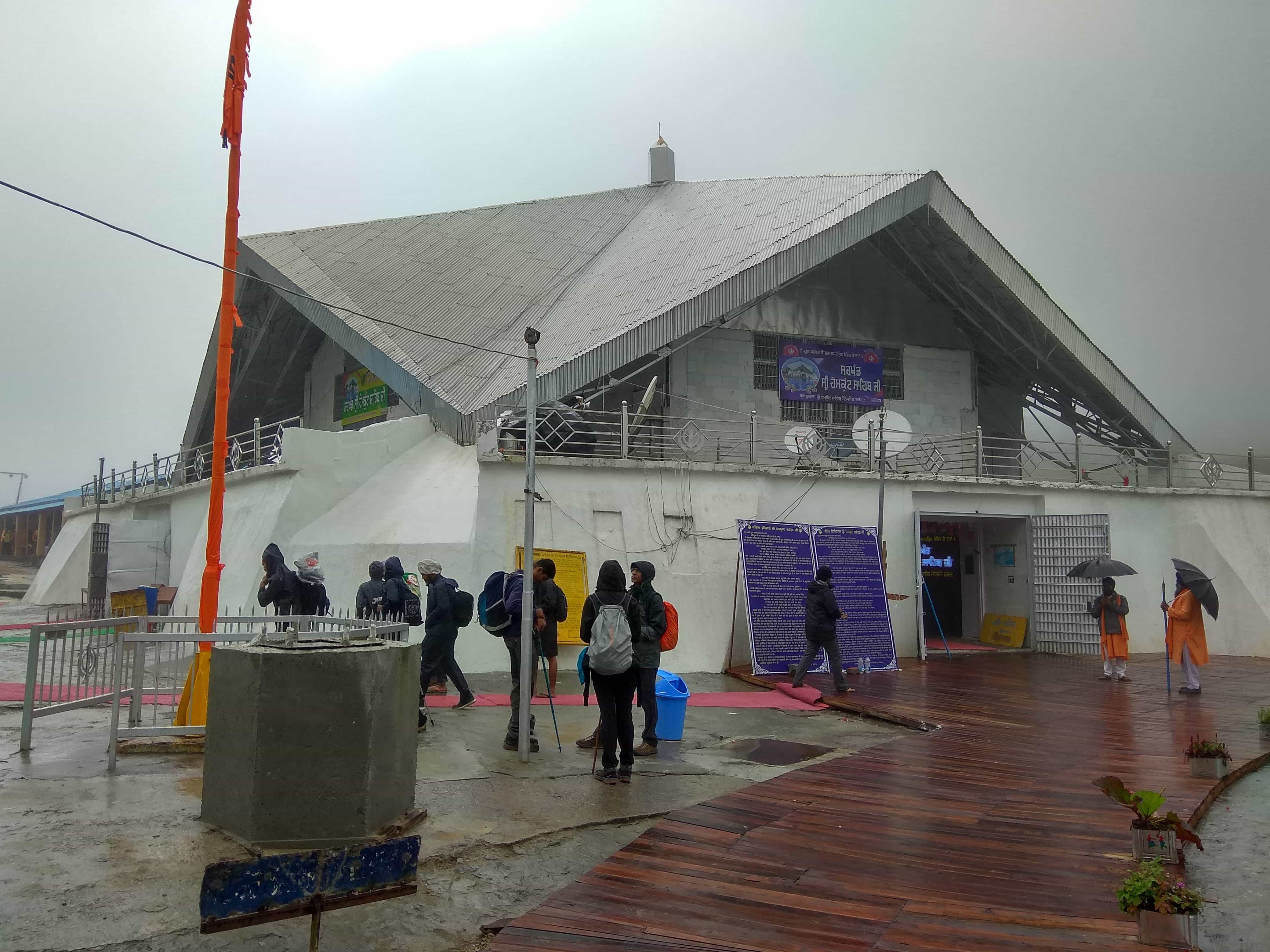 hemkund sahib in valley of flowers trek