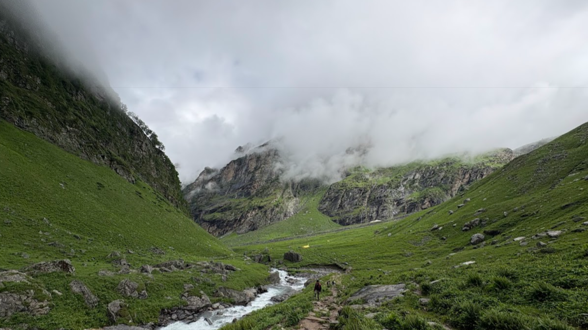 hampta pass trek in monsoon
