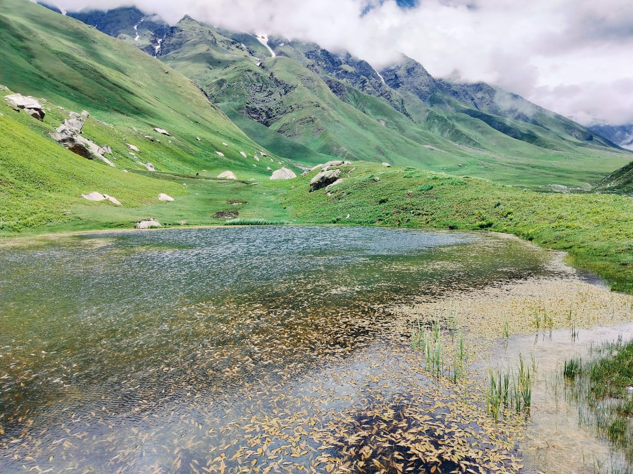 beautiful lake in pin bhaba pass trek