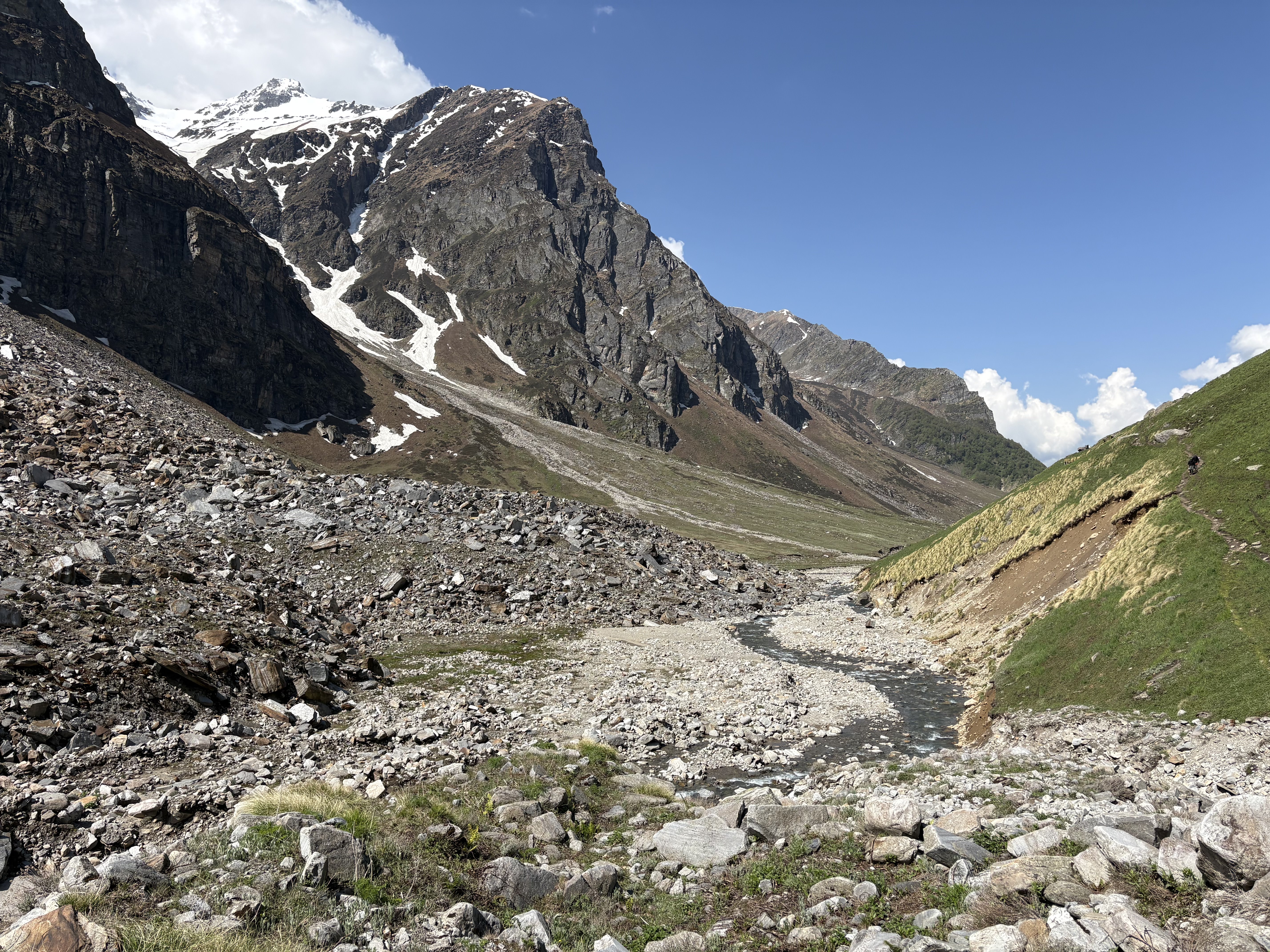 buran ghati trek in autumn