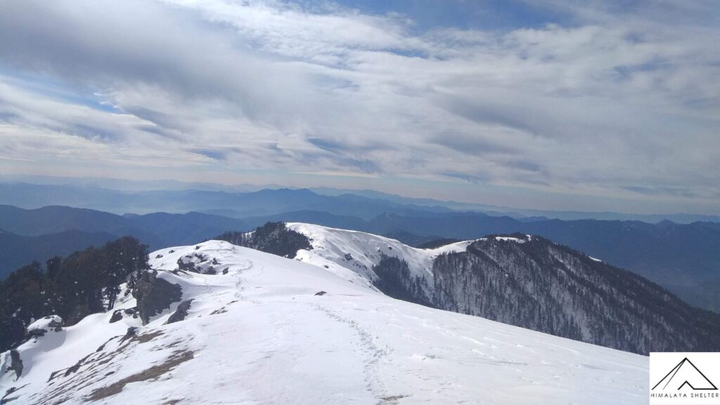 snow covered landscape of dayara bugyal trek